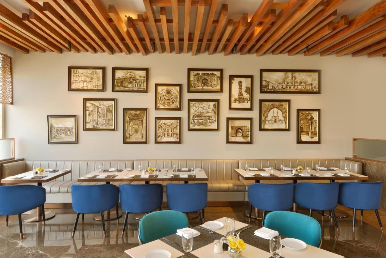 Taj Skyline Ahmedabad 호텔 외부 사진 The restaurant