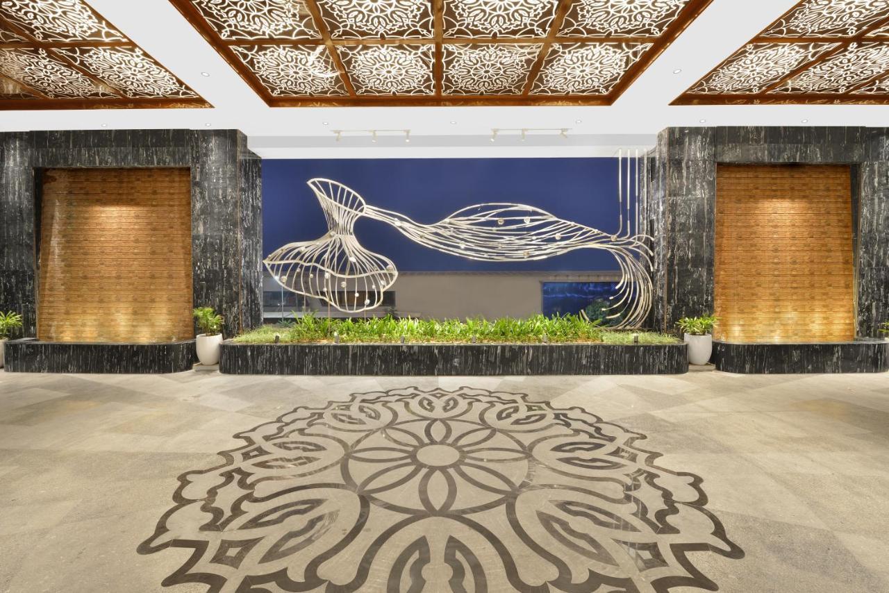 Taj Skyline Ahmedabad 호텔 외부 사진 The lobby of the hotel
