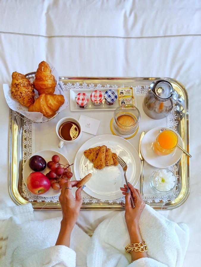 Taj Skyline Ahmedabad 호텔 외부 사진 A room service breakfast